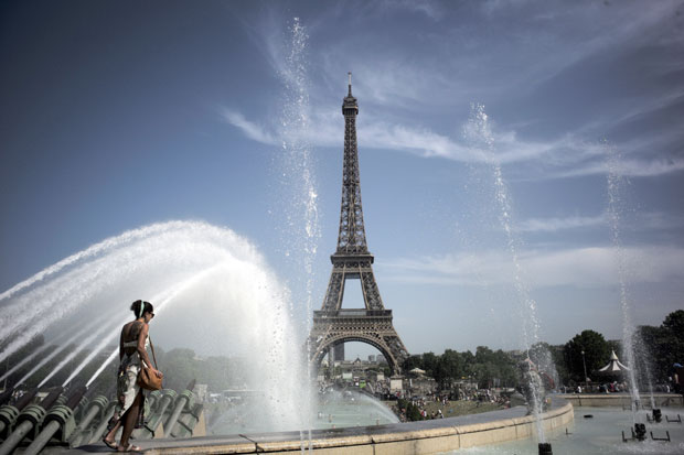 УСИЈАНЕ УЛИЦЕ ФРАНЦУСКЕ: Огромна жега топи и Ајфелову кулу (ФОТО)